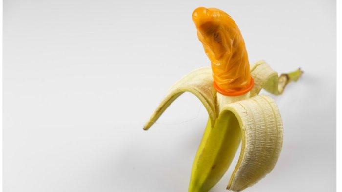 Ilustrasi pisang pakai kondom. Simak ciri ciri awal gejala HIV yang perlu diwaspadai