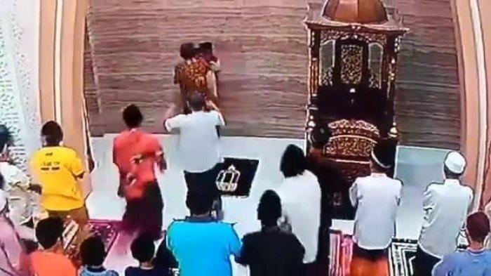 Imam salat berjemaah diserang makmumnya sendiri di Masjid Ar Rahman RT 04 RW 07, Jatiwaringin, Pondok Gede, Kota Bekasi.Â