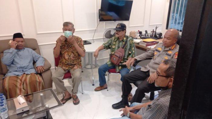 Imam salat yang jadi korban penyerangan, Ustaz Sulaiman (51), dipertemukan dengan pelaku, SK (70), disaksikan Kapolres Metro Bekasi Kota Kombes Polisi Hengki, melakukan pertemuan, usai kejadian, Jumat (2/12/2022).