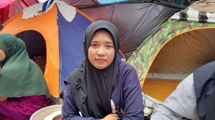 Jajat Eti (23), warga Kampung Pasir Ipis, Desa Sukamulya, Kecamatan Cugenang, Kabupaten Cianjur, saat bercerita kepada Tribunjabar.id di tenda posko, Minggu (27/11/2022).