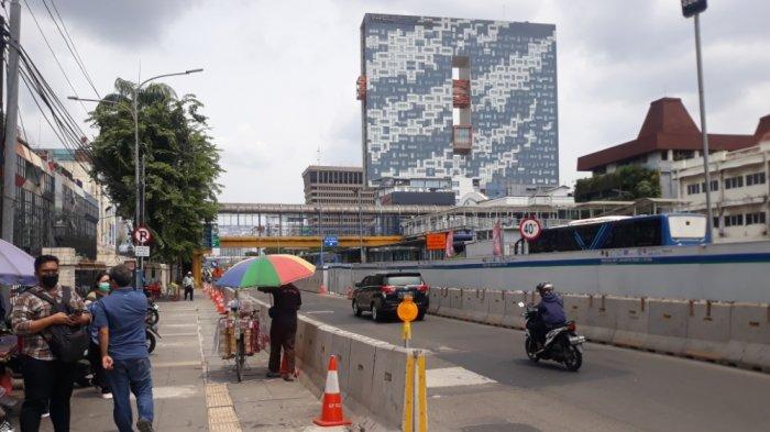 Jalan Gajah Mada, Jakarta Barat, belum terpasang alat Electronic Road Pricing (ERP), pada Senin (16/1/2023).