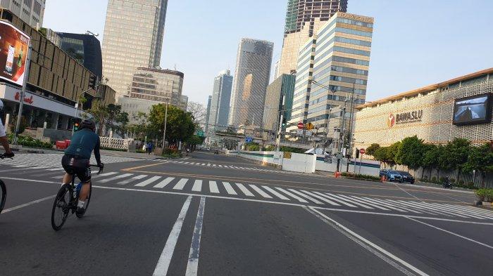 Jalanan Jakarta yang biasa dipadati kendaraan bermotor mendadak sepi saat hari raya Idulfitri 1443 Hijriah, Senin (2/5/2022).