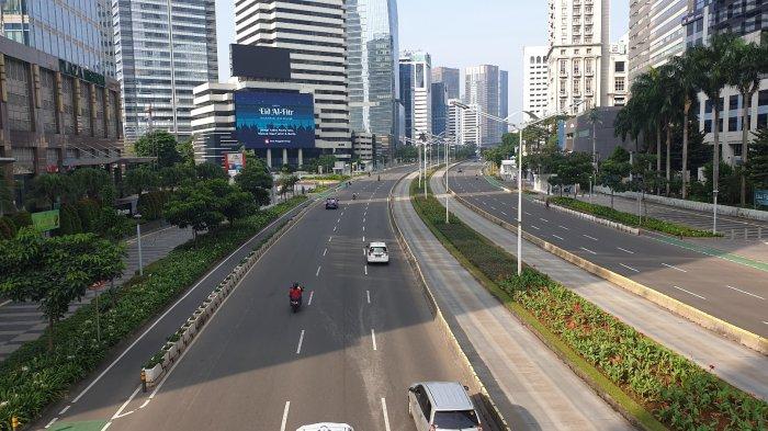 Jalanan Jakarta yang biasa dipadati kendaraan bermotor mendadak sepi saat hari raya Idulfitri 1443 Hijriah, Senin (2/5/2022).