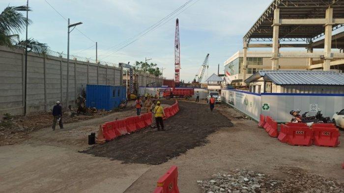 Jalanan masuk ke Pelabuhan Muara Angke, Penjaringan, Jakarta Utara, baru diaspal menjelang peresmian hari ini, Senin (3/10/2022).