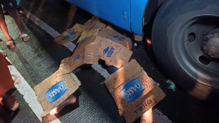 Jasad pengendara sepeda motor Vespa matic yang berada di kolong bus Transjakarta berpelat B 7477 TGB, Jatinegara, Jakarta Timur, Kamis (4/8/2022).