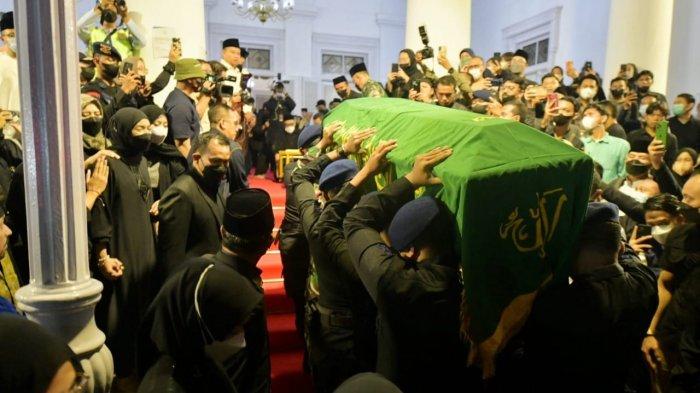 Jenazah Almarhum Emmeril Kahn Mumtadz tiba di Gedung Pakuan, Kota Bandung, Minggu (12/6/2022). (1)