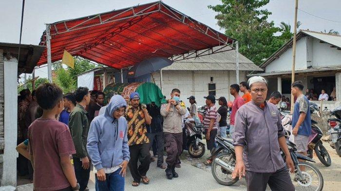 Keluarga dan kerabat mengantarkan jenazah R (20), korban penusukan dari rumah duka di Tarumajaya, Kabupaten Bekasi ke tempat pemakaman umum, Senin (5/12/2022). R tewas usai ditusuk orang tak dikenal saat nongkrong bersama temannya di Danau Segara City, Kecamatan Tarumajaya, Kabupaten Bekasi, Minggu (4/12/2022).
