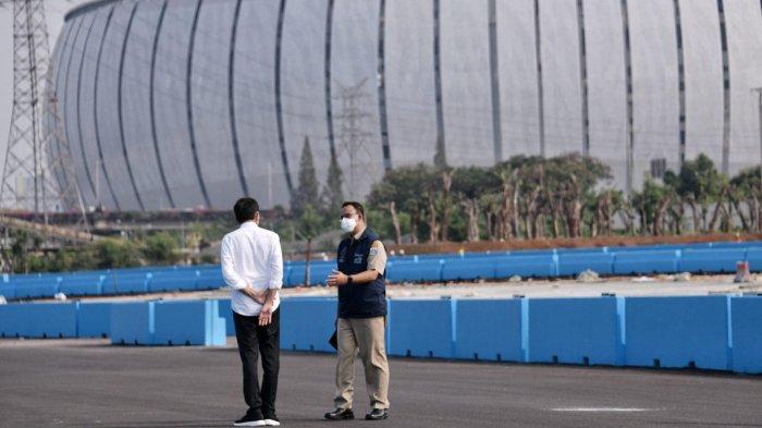 Presiden Joko Widodo (kanan) berbincang dengan Gubernur DKI Jakarta, Anies Baswedan saat meninjau langsung perkembangan proyek pembangunan sirkuit Formula E di kawasan Ancol, Jakarta Utara, Senin (25/4/2022).