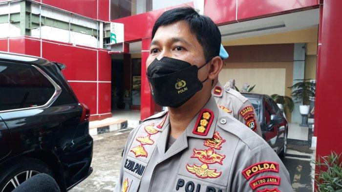 Kabid Humas Polda Metro Jaya Kombes Endra Zulpan saat memberi keterangan di RS Polri Kramat Jati, Jakarta Timur, Rabu (13/4/2022).