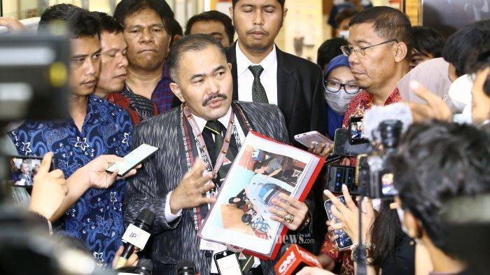 Kamaruddin Simanjuntak, ketua tim PH (tengah, pakai jas abu-abu), menunjukan surat dan foto-foto saat ditanya wartawan.