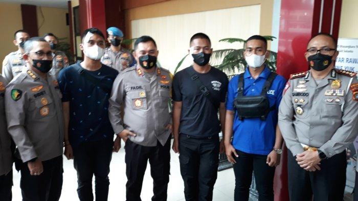 Kapolda Metro Jaya Irjen Fadil Imran saat membesuk anggotanya yang jadi korban pengeroyokan massa demo depan gedung DPR RI di RS Polri Kramat Jati, Jakarta Timur, Rabu (13/4/2022).