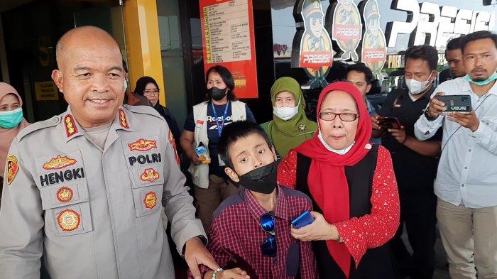 Kapolres Bekasi Kota Kombes Polisi Hengki bersama R dan pendampingnya di Mapolres Jalan Pangeran Jayakarta, Bekasi, Kamis (21/7/2022).