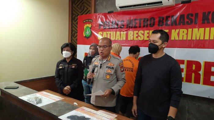 Kapolres Metro Bekasi Kota Kombes Pol Hengki (tengah) bersama jajarannya saat pres rilis kasus kekerasan anak, Sabtu (23/7/2022).