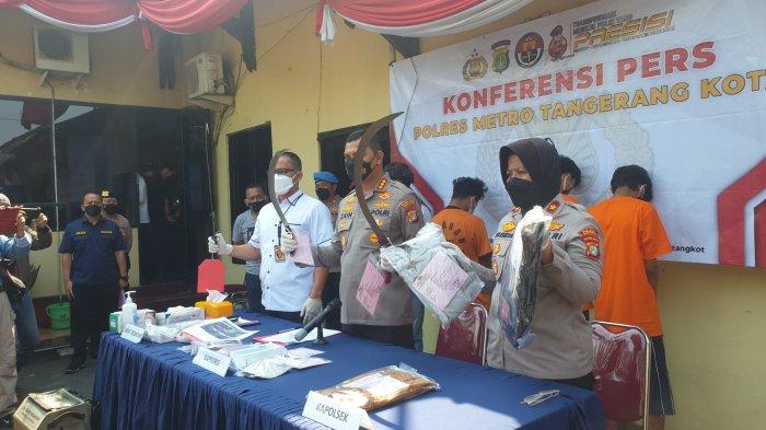 Kapolres Metro Tangerang Kota, Kombes Pol Zain Dwi Nugroho memperlihatkan senjata tajam jenis celurit yang digunakan 10 bocah cilik untuk menyerang karyawan di PT Lotus, Batuceper, Kota Tangerang, Senin (1/8/2022).
