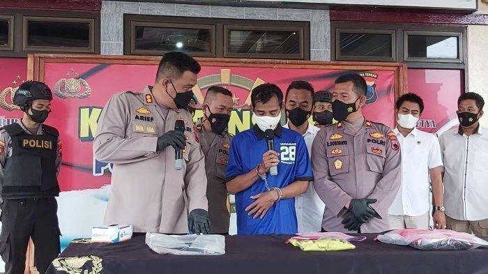 Kapolres Pekalongan AKBP Arief Fajar Satria saat menggelar press release di halaman Mapolres setempat.