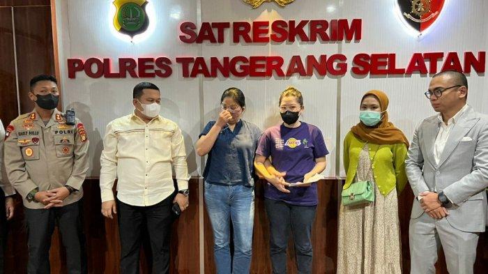 Kapolres Tangerang Selatan, AKBP Sarly Sollu mendampingi pihak terlapor Mariana (baju biru) bersama korban pegawai Alfamart Cisauk, Amelia (kerudung cokelat) untuk berdamai dan mencabut laporan di Mapolres Tangerang Selatan, Senin (15/8/2022) tengah malam.