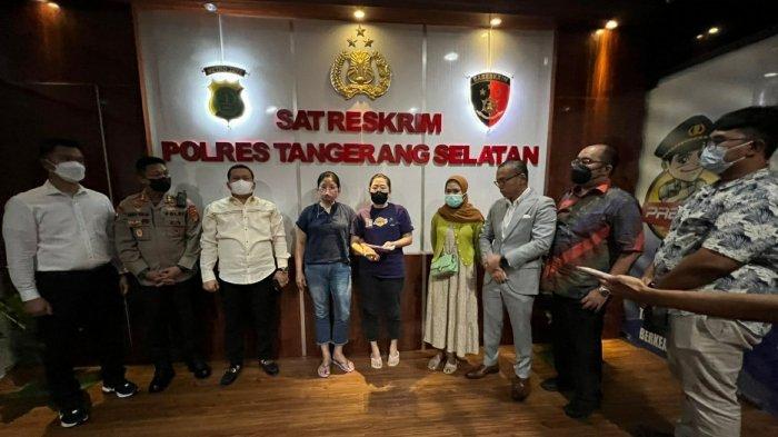 Kapolres Tangerang Selatan, AKBP Sarly Sollu mendampingi pihak terlapor Mariana (baju biru) bersama korban pegawai Alfamart Cisauk, Amelia (kerudung cokelat) untuk berdamai dan mencabut laporan di Mapolres Tangerang Selatan, Senin (15/8/2022) tengah malam.
