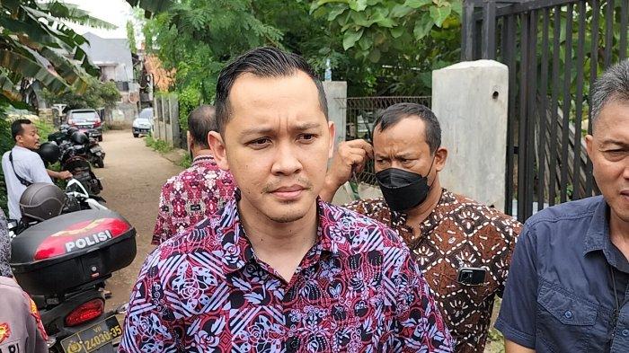 Kasat Reskrim Polres Metro Bekasi Kota Kompol Ivan Adhitira di TKP penemuan jasad pria korban pembunuhan di Jalan Mustikasari, Bekasi, Senin (14/11/2022).