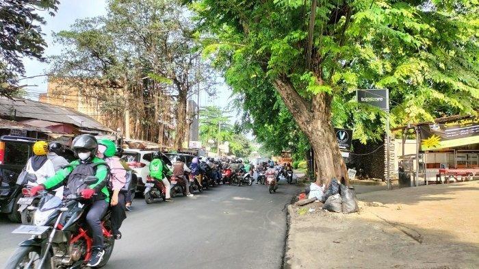 Kemacetan panjang di Jalan Akses UI, Tugu, Kota Depok, Jawa Barat, Senin (31/10/2022).