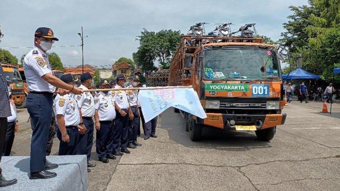 Kepala Dinas Perhubungan DKI Jakarta, Syafrin Liputo saat melepas keberangkatan truk pengangkut sepeda motor pemudik di Terminal Pulogadung, Selasa (26/4/2022).