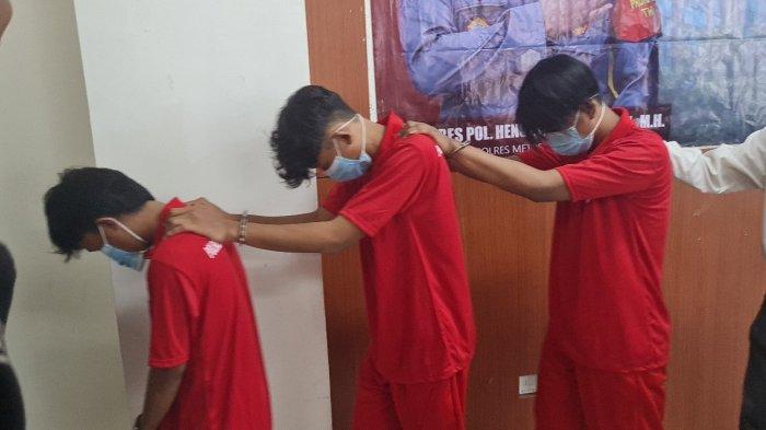 Ketiga pelaku tertunduk lesu usai konferensi pers di Polres Jakarta Pusat pada Senin (25/4/2022).