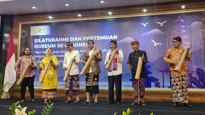Ketua Asosiasi Museum Indonesia, Putu Supadma Rudana di depan ratusan pengurus dan anggota AMI di acara silahturahmi dan pertemuan museum se-Indonesia di hotel Kuta Paradiso, Badung, Bali, Sabtu (4/6/2022).