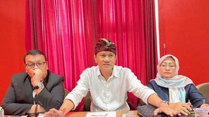 Ketua DPC PDIP Kota Depok, Hendrik Tangke Allo (tengah), saat konferensi pers di Gedung DPRD Depok, Selasa (20/9/2022).