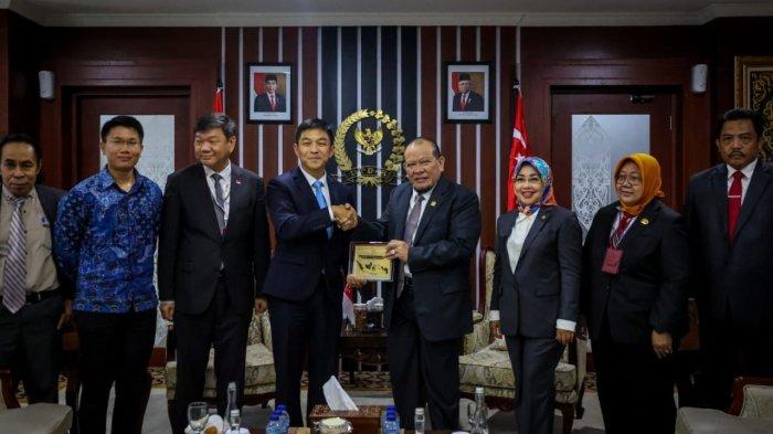 Ketua DPD RI, AA LaNyalla Mahmud Mattalitti, bertemu Ketua Parlemen Singapura, Tan Chuan-Jin di Lantai VIII Gedung Nusantara III, Komplek Parlemen Senayan itu, Rabu (5/10/2022).