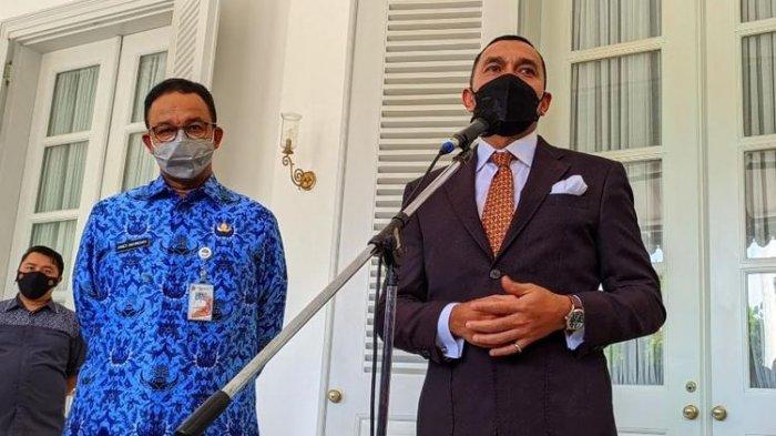 Ketua Komite Pelaksana Formula E Jakarta 2022 Ahmad Sahroni didampingi Gubernur DKI Jakarta Anies Baswedan di Balai Kota DKI Jakarta, Senin (29/11/2021).