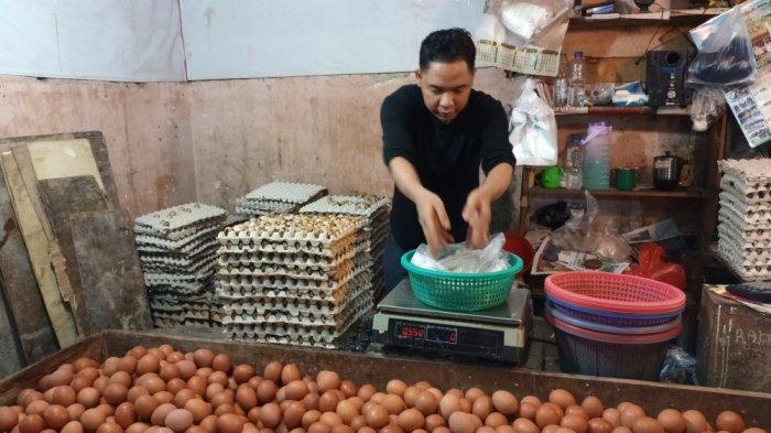 Kios pedagang telur ayam di Pasar Cibubur, Ciracas, Jakarta Timur, Rabu (30/11/2022).