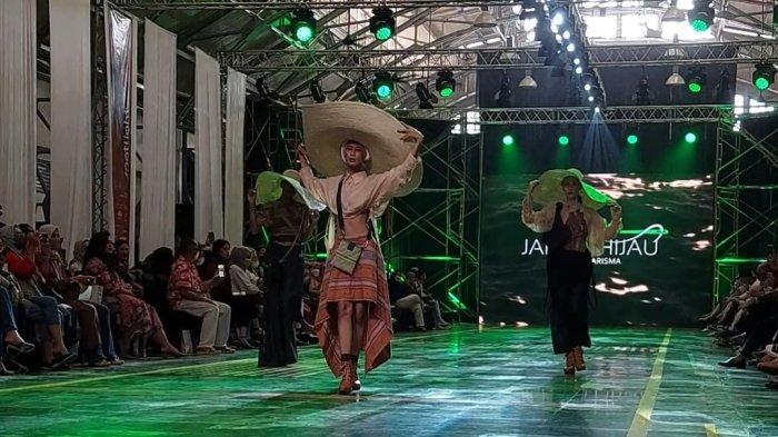 Sejumlah model menampilkan koleksi busana Jarum Hijau karya Ali Charisma dalam pagelaran busana atau fashion show Spotlight di Great Hall Pos Bloc Jakarta, Pasar Baru, Jakarta Pusat, Kamis (1/12/2022). Koleksi Jarum Hijau yang ditampilkan mengangkat konsep Resort Wear dengan Sentuhan tenun NTB.