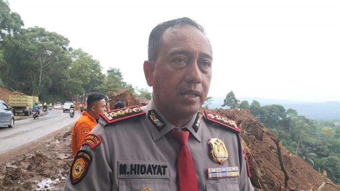 Direktur Pengamanan Objek Vital (Pamobvit) Polda Jawa Barat Kombes Pol Muhammad Hidayat di lokasi longsor Jalan Raya Cipanas-Puncak, Cianjur, Jawa Barat, Sabtu (26/11/2022).
