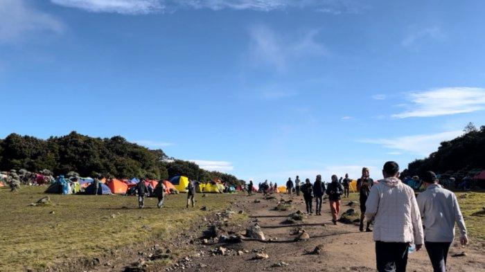 Kondisi pendakian di Gunung Gede via Jalur Gunung Putri pada momen libur panjang 14-16 Mei 2022.