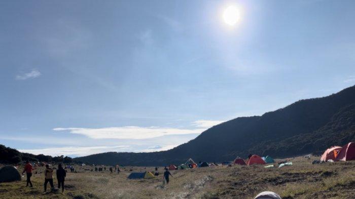 Kondisi pendakian di Gunung Gede via Jalur Gunung Putri pada momen libur panjang 14-16 Mei 2022.