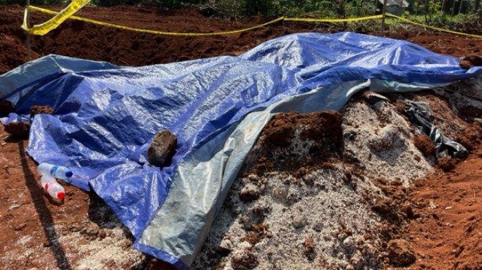 Kondisi terkini lokasi temuan sembako bantuan presiden ditimbun di tanah Lapangan KSU, Sukmajaya, Kota Depok, Minggu (8/1/2022)