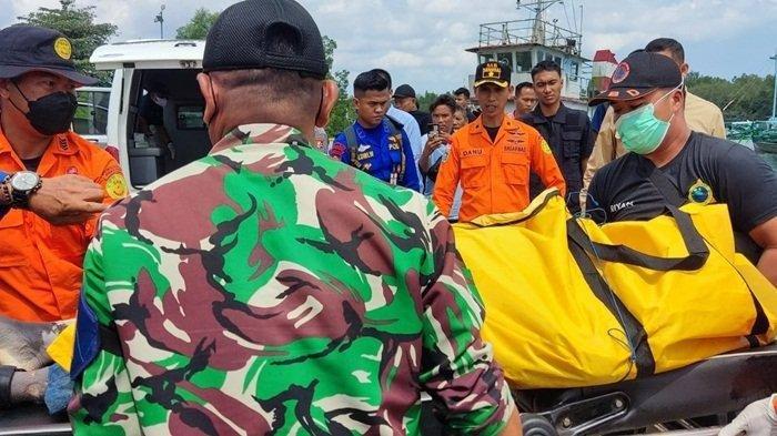 Kru helikopter Polei tipe NBO-105 registrasi P-1103, Briptu Moch Lasminto, dievakuasi setelah ditemukan Tim SAR Gabungan di perairan Manggar, Belitung Timur, Kepulauan Bangka Belitung, Selasa (29/11/2022).