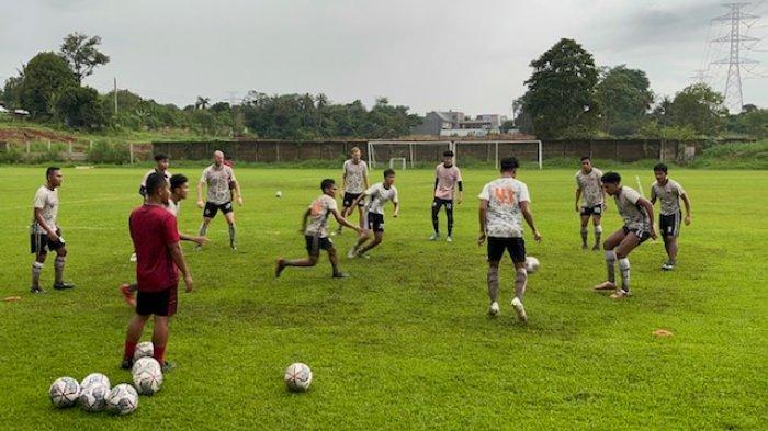 Latihan perdana Persija Jakarta tahun 2023 di Lapangan Gelora Nirwana Park, Sawangan, Kota Depok, Rabu (4/1/2023).