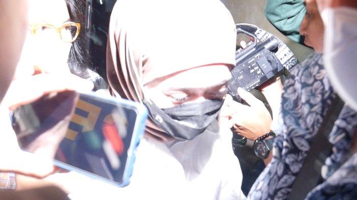 Saat Lesti Kejora menyambangi Polres Metro Jakarta Selatan pada Kamis (13/10/2022) sore.