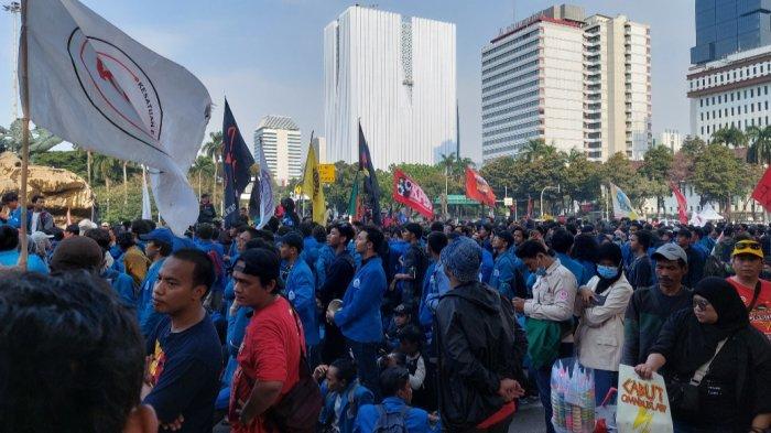 Mahasiswa dan Buruh Bersatu Sampaikan Protes ke Pemerintah Soal harga BBM di Patung Kuda, Jakarta Pusat, Selasa (13/9/2022).