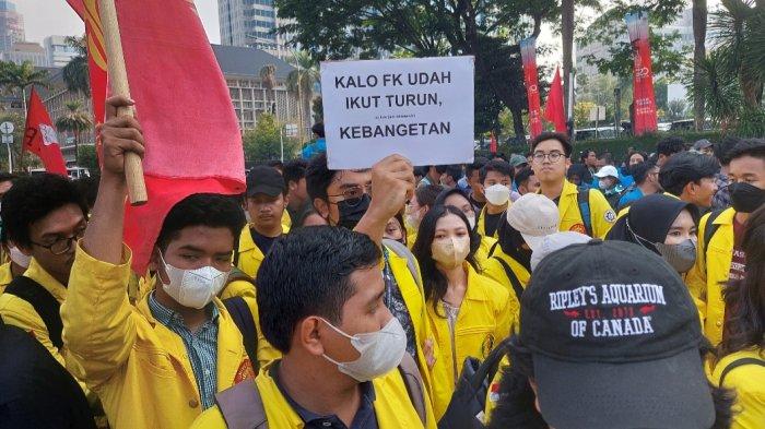 Mahasiswa dan Buruh Bersatu Sampaikan Protes ke Pemerintah Soal harga BBM di Patung Kuda, Jakarta Pusat, Selasa (13/9/2022).
