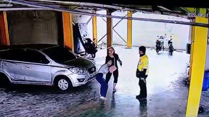 Mahasiswi berinsial AP (22) dilabrak dan dianiaya istri driver ojol di indekos tempat tinggalnya di kawasan Bintaro, Pesanggrahan, Jakarta Selatan, Sabtu (17/9/2022) malam. Kejadian itu diduga dipicu rasa cemburu pelaku terhadap korban yang menggunakan jasa angkutan ojol suaminya.