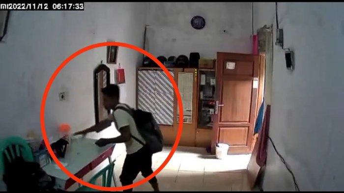 Tangkapan layar seorang maling nekat masuk rumah warga di Tanjung Priok, Jakarta Utara, dan menggasak tas berisi laptop.