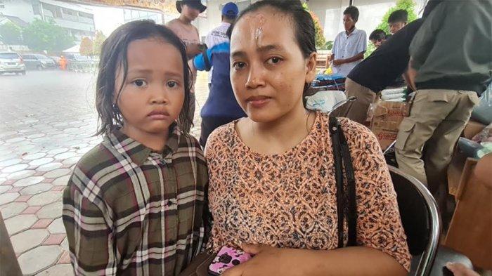 Melita (30) dan anaknya di tempat pengungsian di Gereja HKBP Letjend Suprapto di Cempaka Baru, Kemayoran, Jakarta Pusat pada Kamis (22/9/2022). Ia berhasil menyelamatkan adik dan keponakannya, Manisa (22) dan anaknya usia 3 tahun, dari api yang membakar rumah mereka di Jalan Swadaya V RT 011 RW 005, Kelurahan Cempaka Baru, Kemayoran, Jakarta Pusat pada Kamis (22/9/2022) pagi.