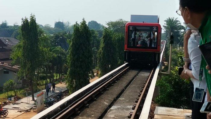 Menteri Sekretaris Negara (Mensetneg) Pratikno ikuti uji coba tram mover 'Garuda Kencana' di Taman Mini Indonesia Indah (TMII), Jakarta Timur, Kamis (30/6/2022).