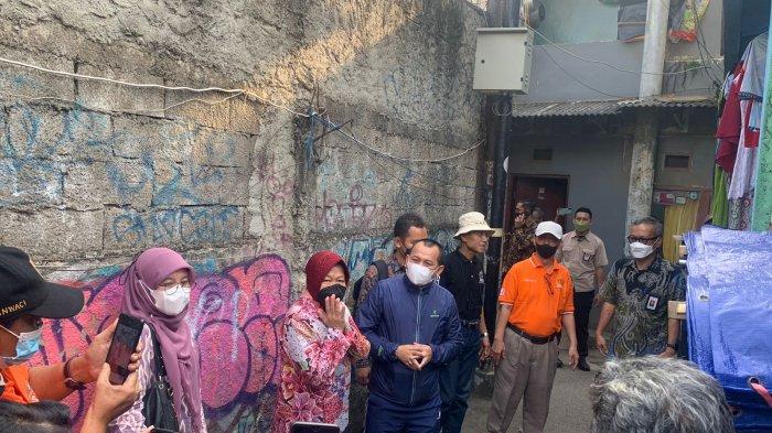 Menteri Sosial RI, Tri Rismaharini mendatangi rumah warga miskin Menteng, Ta'ang Baharudin, Jumat (1/7/2022).