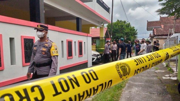 Mirip kasus di Kalideres, satu kelurga yang tinggal di Jalan Sudiro, No.2, Gang Durian, RT10/RW1, Magelang, Jawa Tengah ditemukan tewas misterius di kamar mandi rumahnya.