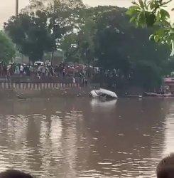 Mobil Granmax bernopol B 2552 BYJ jatuh tercebur ke dalam kali Cengkareng Drain, Cengkareng, Jakarta Barat pada Kamis (8/12/2022) sore.