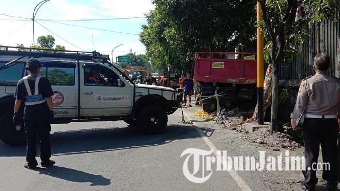 Mobil Jeep off road saat menarik dan mengevakuasi truk Isuzu yang terlibat kecelakaan beruntun di Jalan Raya Gadang Kota Malang, Jumat (13/5/2022).