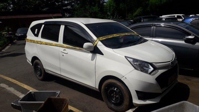 Mobil yang digunakan Tersangka TO dan AM dalam membunuh korban Jaenab (52) yang mayatnya dibuang ke sebuah saluran air di wilayah Kecamatan Kemang, Kabupaten Bogor.