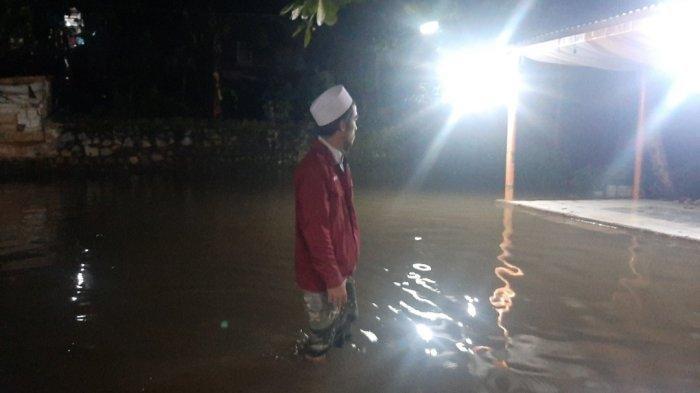 Motor mogok akibat memaksakan menerjang banjir di Jalan Kincir, Kecamatan Bojonggede, Kabupaten Bogor (15/7/2022).